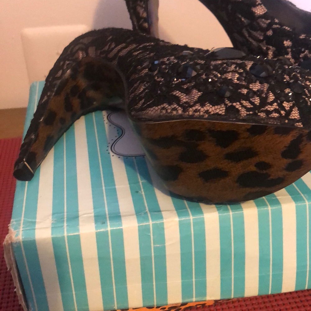 Shoe - Picture 2 of 3